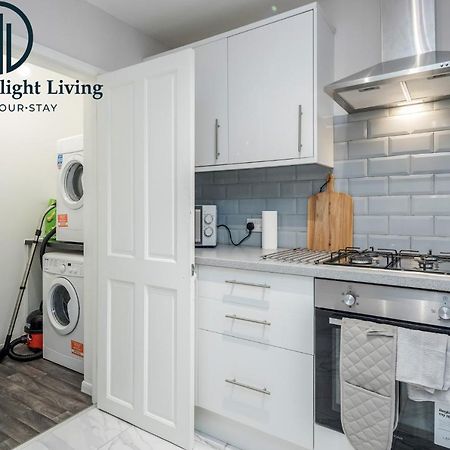Dwellers Delight Living Ltd Serviced Accommodation Fabulous House 3 Bedroom, Hainault Prime Location ,Greater London With Parking & Wifi, 2 Bathroom, Garden Chigwell Exterior foto