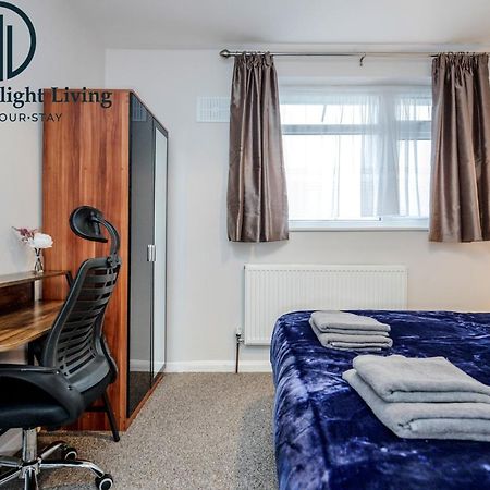 Dwellers Delight Living Ltd Serviced Accommodation Fabulous House 3 Bedroom, Hainault Prime Location ,Greater London With Parking & Wifi, 2 Bathroom, Garden Chigwell Exterior foto