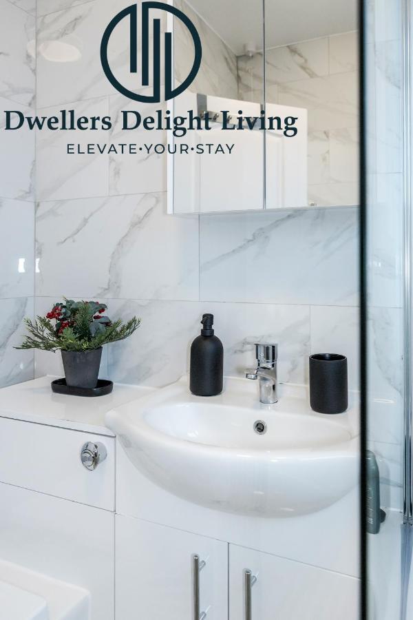 Dwellers Delight Living Ltd Serviced Accommodation Fabulous House 3 Bedroom, Hainault Prime Location ,Greater London With Parking & Wifi, 2 Bathroom, Garden Chigwell Exterior foto