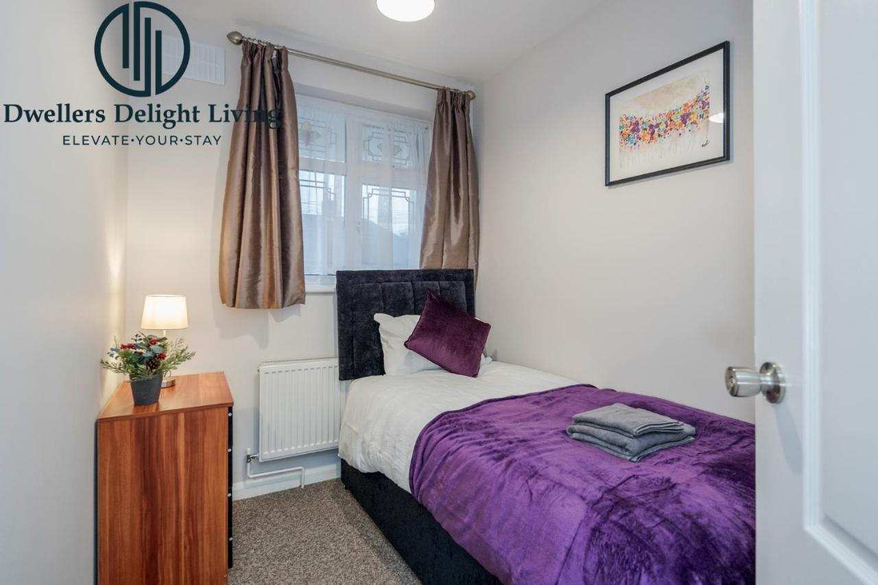 Dwellers Delight Living Ltd Serviced Accommodation Fabulous House 3 Bedroom, Hainault Prime Location ,Greater London With Parking & Wifi, 2 Bathroom, Garden Chigwell Exterior foto