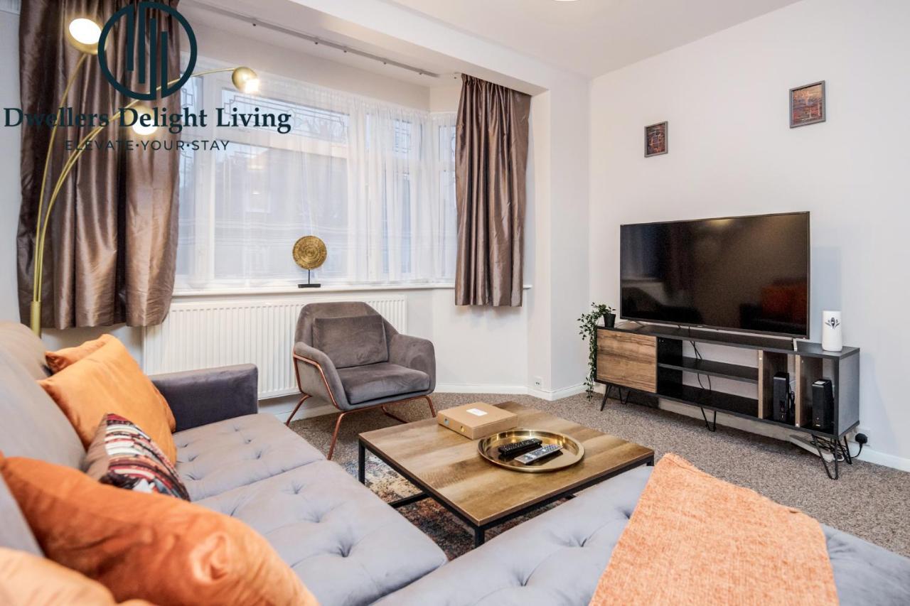 Dwellers Delight Living Ltd Serviced Accommodation Fabulous House 3 Bedroom, Hainault Prime Location ,Greater London With Parking & Wifi, 2 Bathroom, Garden Chigwell Exterior foto